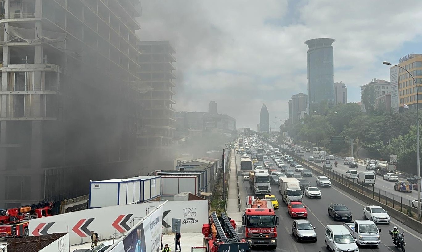 Çıkan yangın D-100'ü dumanlarla kapladı