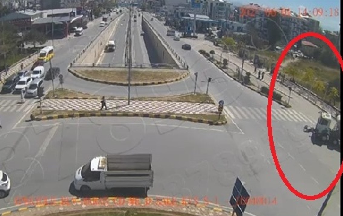 Bisikletli öğretmen beton mikserinin altında can verdi