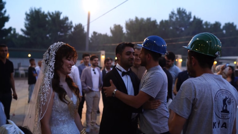 Enkazdan kurtardılar, düğününde sürpriz yaptılar