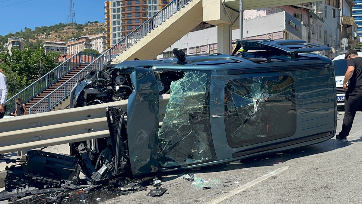 Pendik'te feci kaza: Bariyere ok gibi saplandı