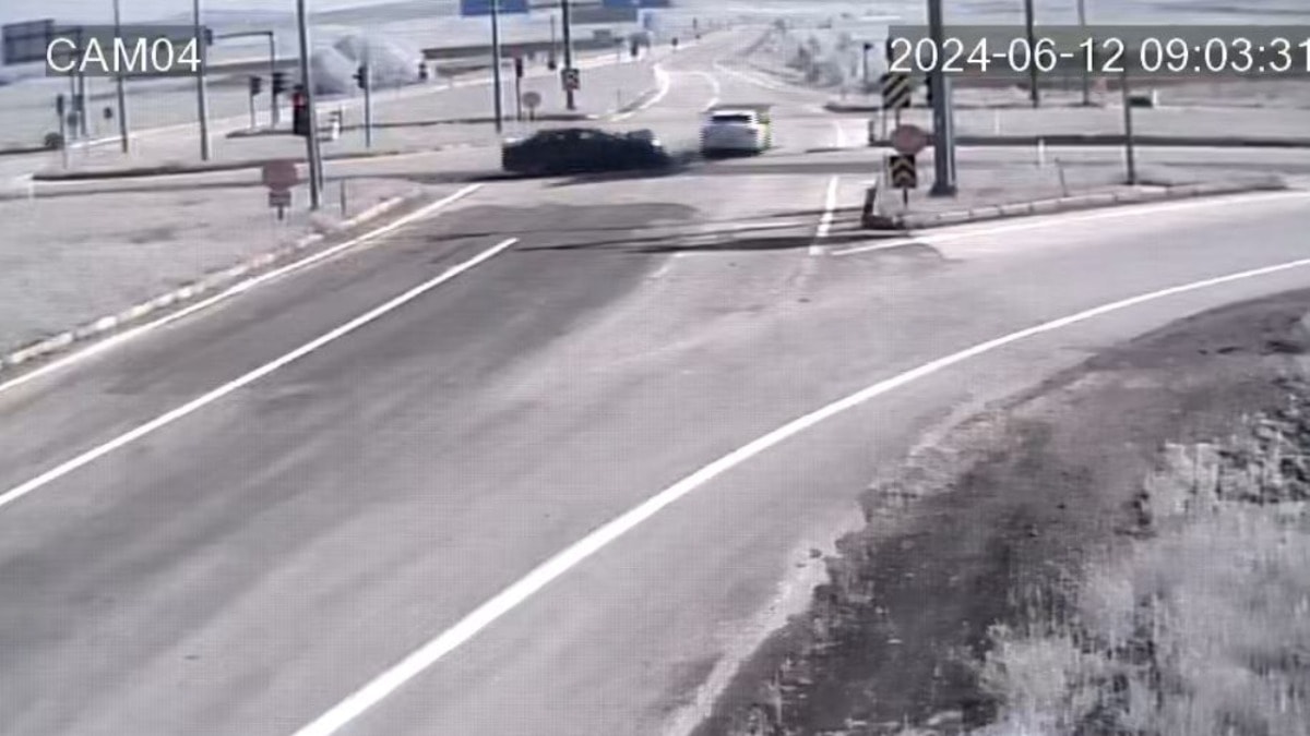 Kırmızı ışıkta korkunç kaza! 2'si çocuk, 3 yaralı