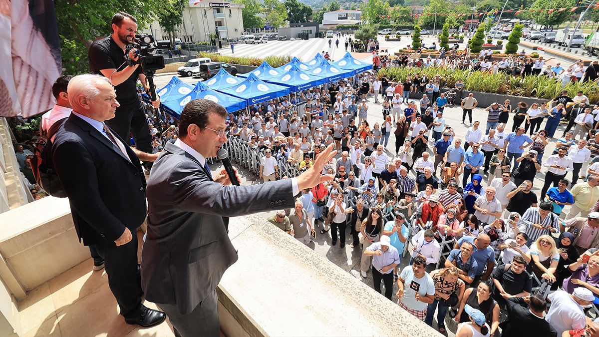 İmamoğlu'nun belediye ziyareti mitinge dönüştü