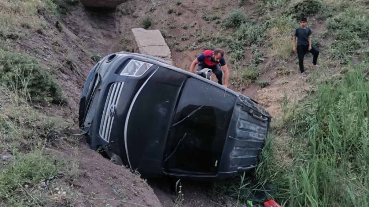 Şarampole devrildi, 4 kişi yaralandı