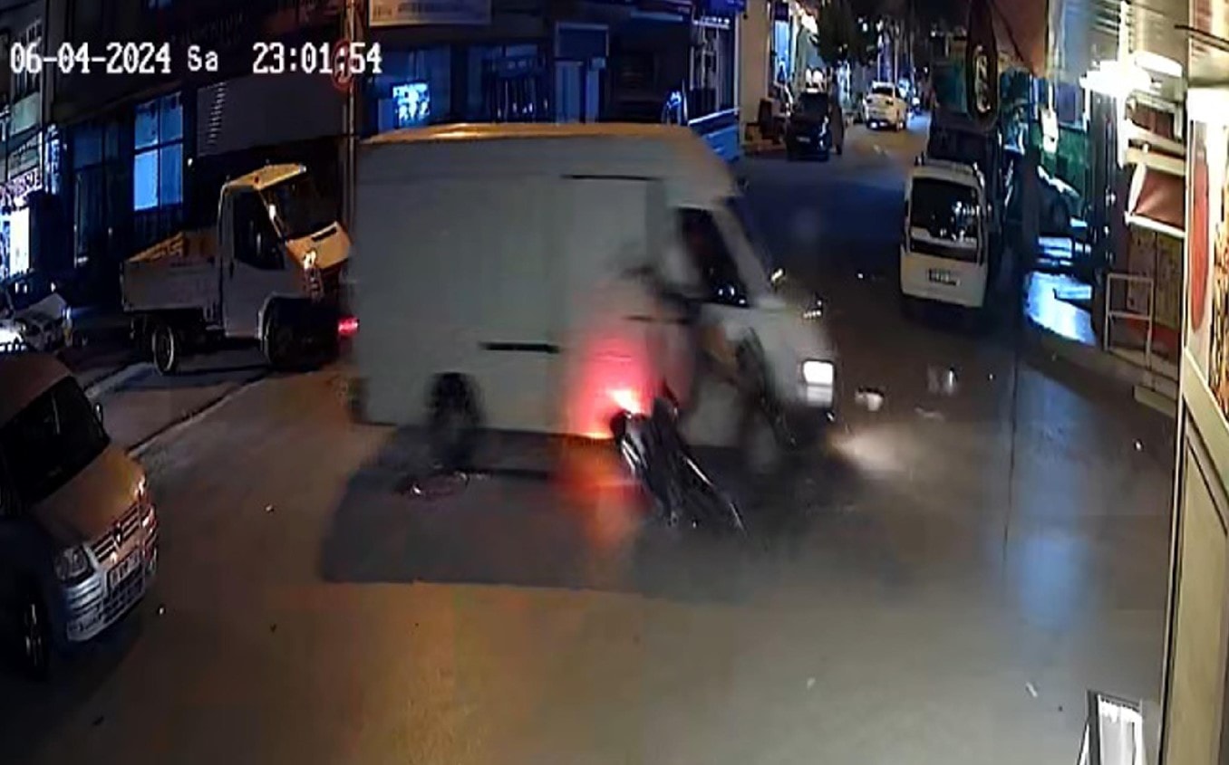 Minibüse çarpan motosikletli can verdi... Kaza kamerada