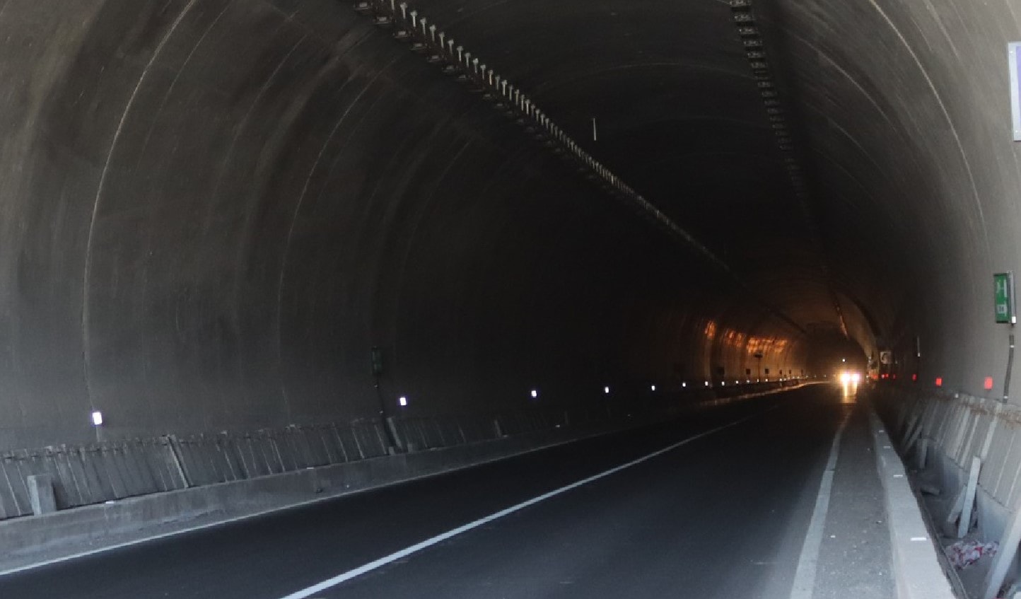 Yıldırım düştü 3 tünel karanlıkta kaldı