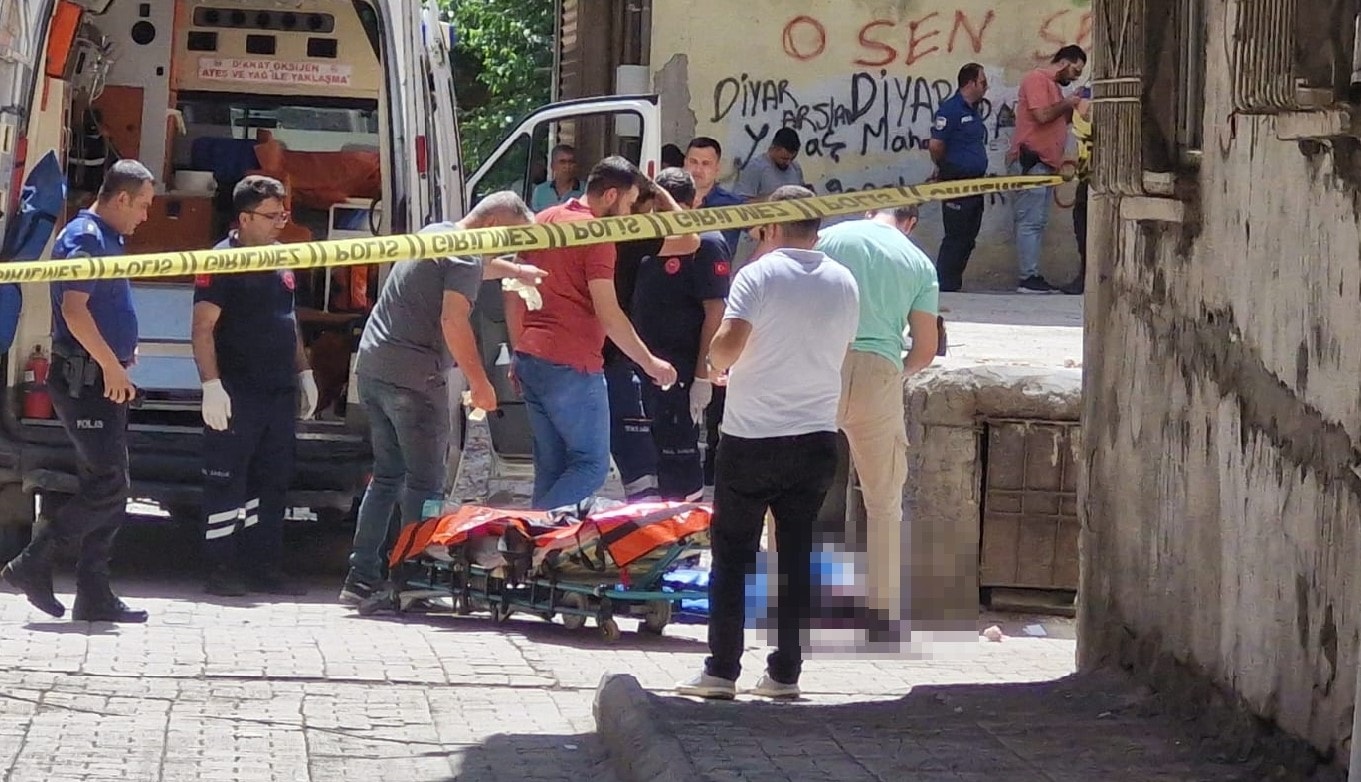 Diyarbakır'da kadın cinayeti: Sokakta başından vuruldu