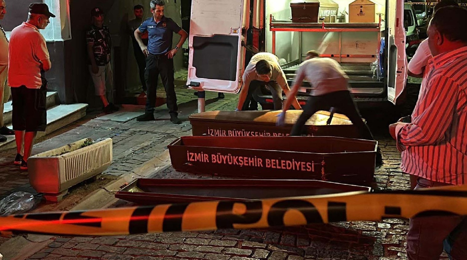 Otelde ölü bulunan kardeşlerin annesi zehirlenme şüphesiyle hastaneye gitmiş