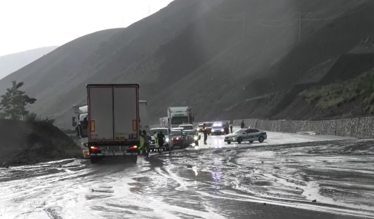 Erzincan-Sivas kara yolu heyelan nedeniyle kapandı