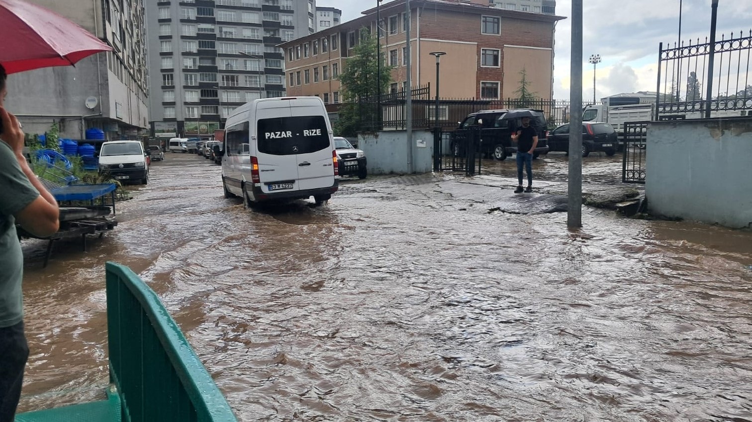 Rize'yi sağanak vurdu, yollar göle döndü