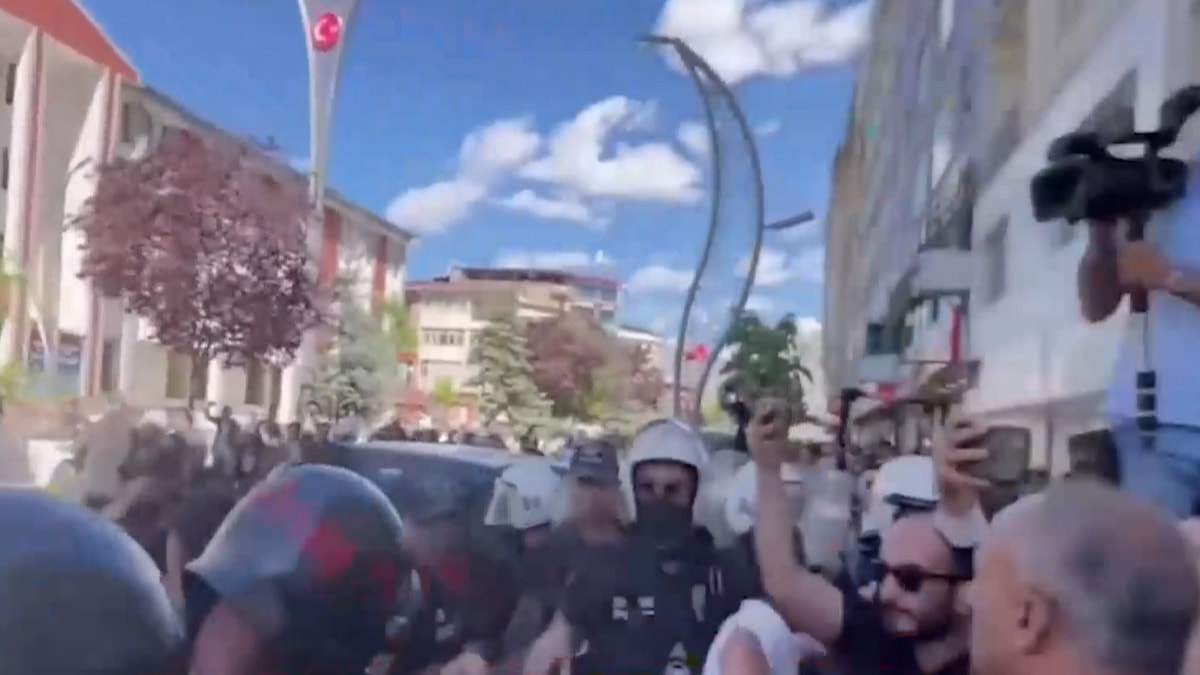 Hakkari'de sokaklar karıştı