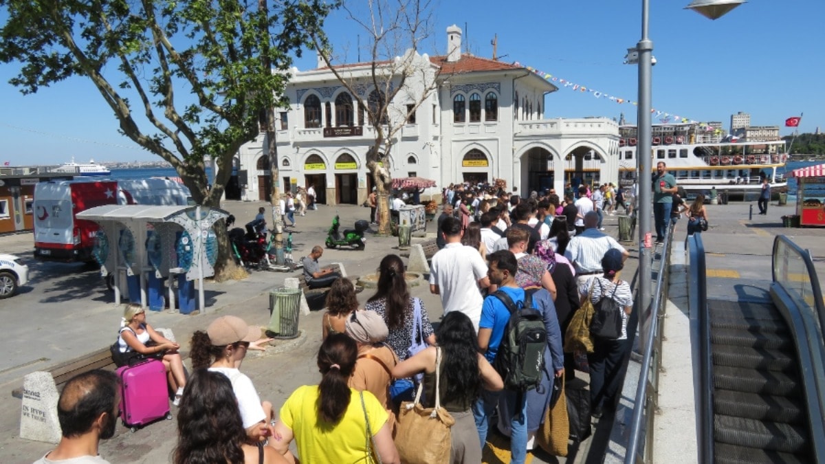 Adalar iskelesinde bayram yoğunluğu: Metrelerce kuyruk oluştu