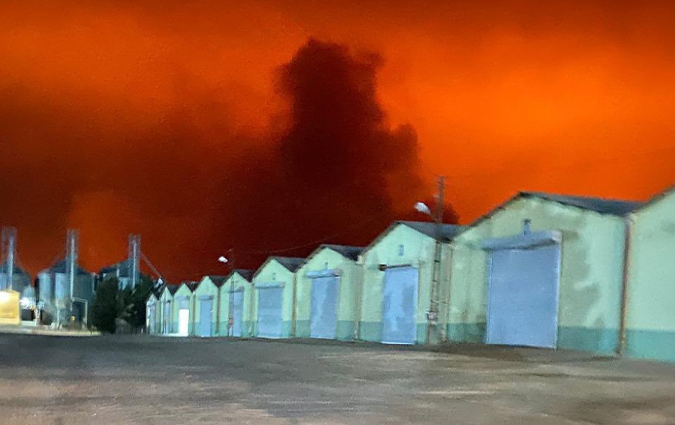 Yıldırım düşen TİGEM arazisi alev alev yandı