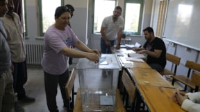 Seçimlerin yenilendiği bölgelerde oy verme işlemi başladı