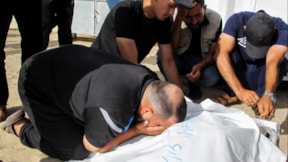 İsrail, 240 gündür sivilleri hedef almaya devam ediyor