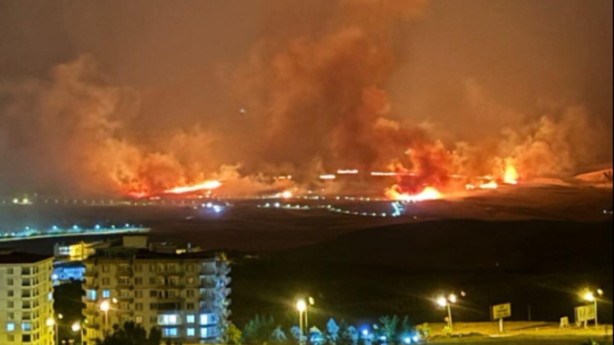 Siirt'te yıldırım düşen arazide anız yangını çıktı: 30 dekar zarar gördü