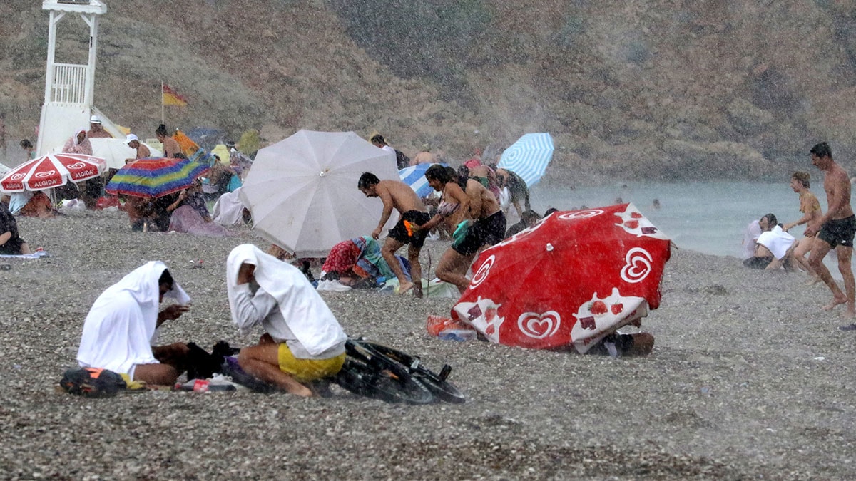 Antalya'da sağanak bastırdı, sıcaklık 11 derece düştü