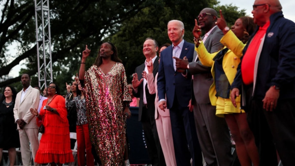 Biden'ın görüntüleri endişe yarattı: Bir dakika boyunca dondu kaldı