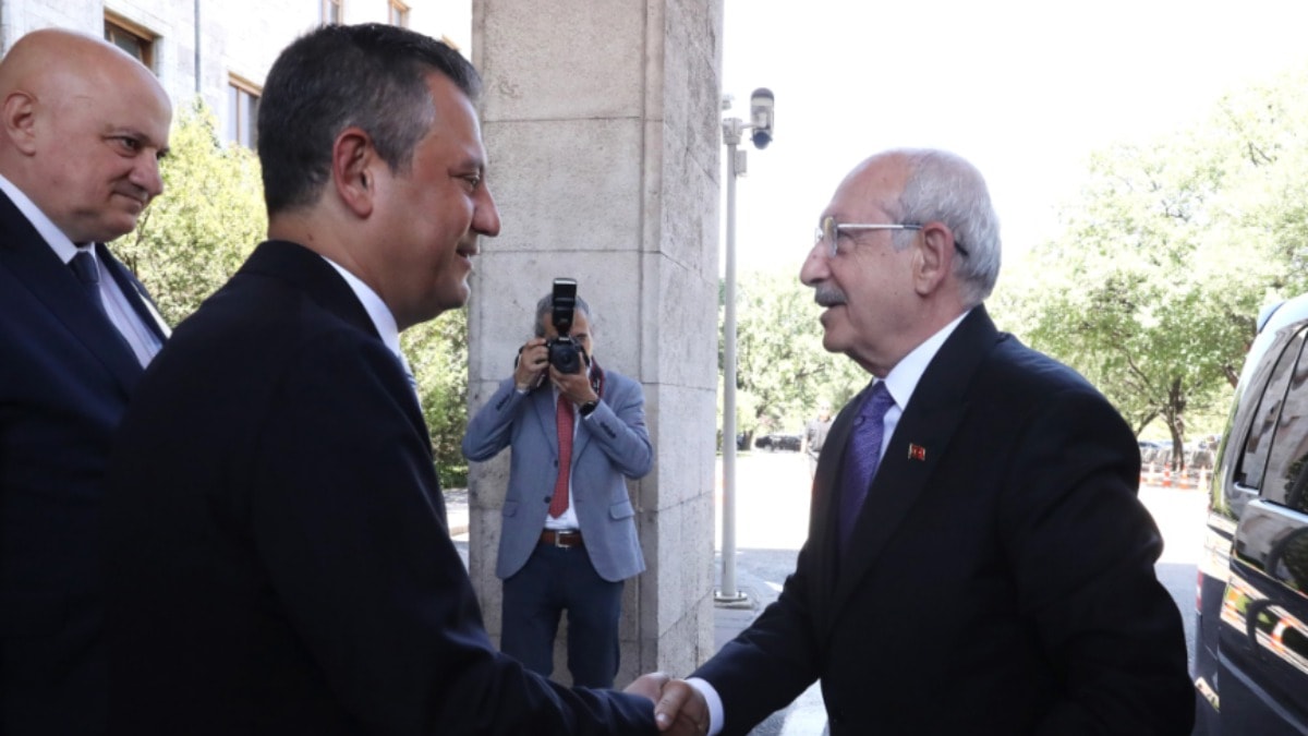 Özel ile Kılıçdaroğlu, Yaşar Yakış'ın cenazesinde buluştu