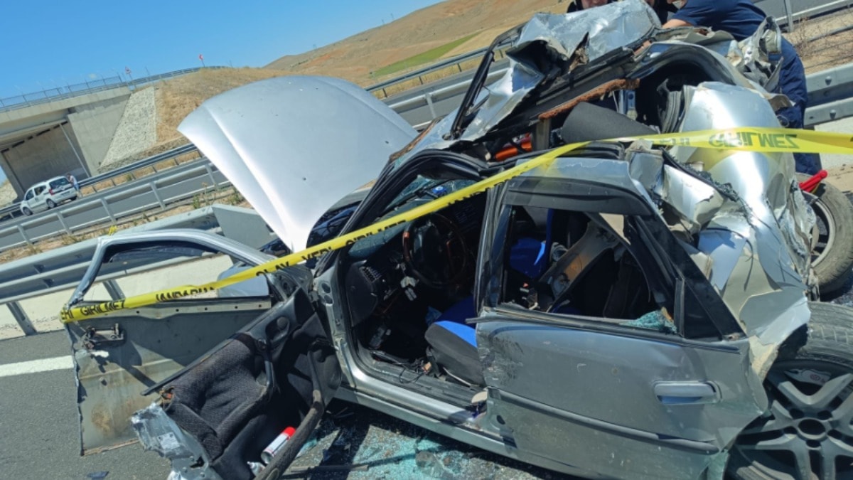 Ankara'da kamyonet, otomobile çarptı: 1 öldü