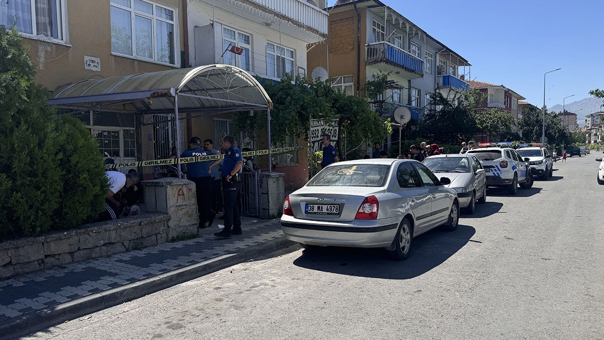 Evinin salonunda otururken başından vuruldu