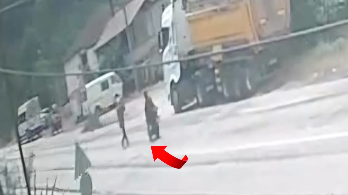 Motosiklet çarptı, bacağı koptu... Feci kaza kamerada