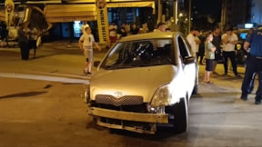 Otomobille çarpışan minibüs iş yerine girdi: 1'i çocuk 4 kişi yaralandı
