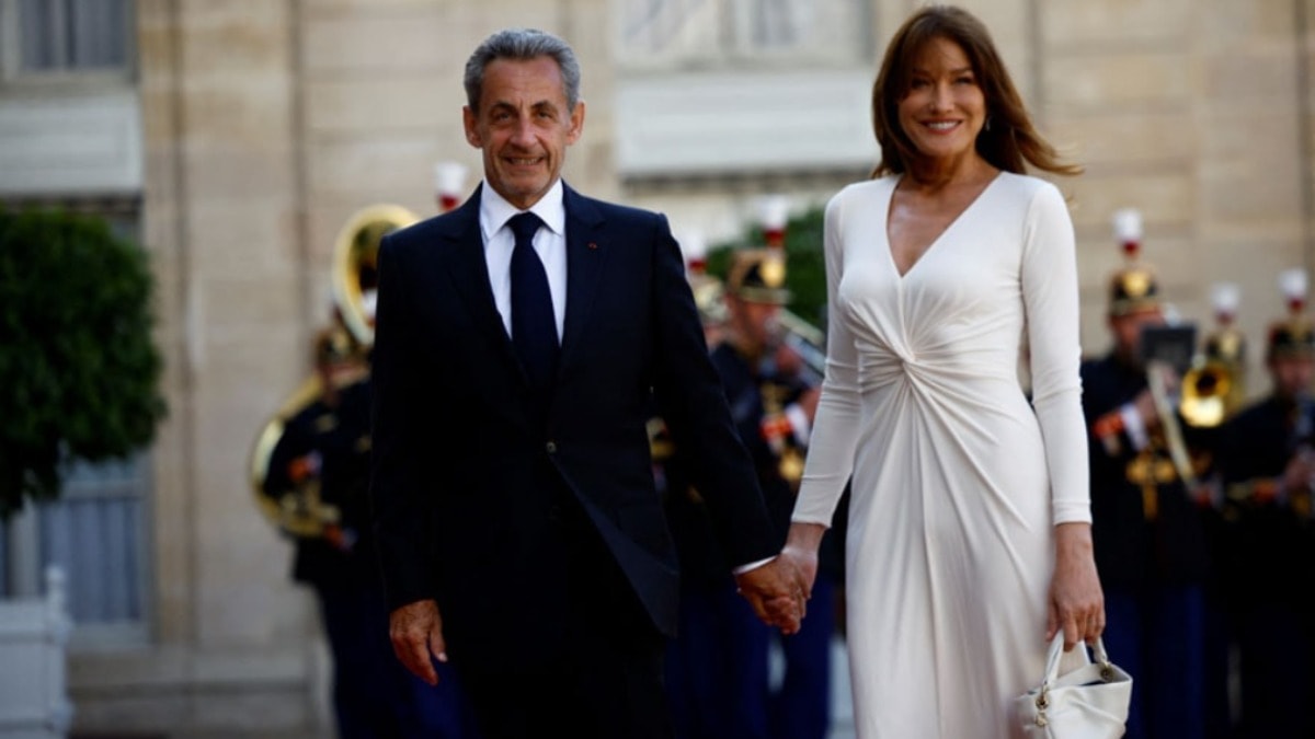 Macron'a bir eleştiri de Sarkozy'den geldi