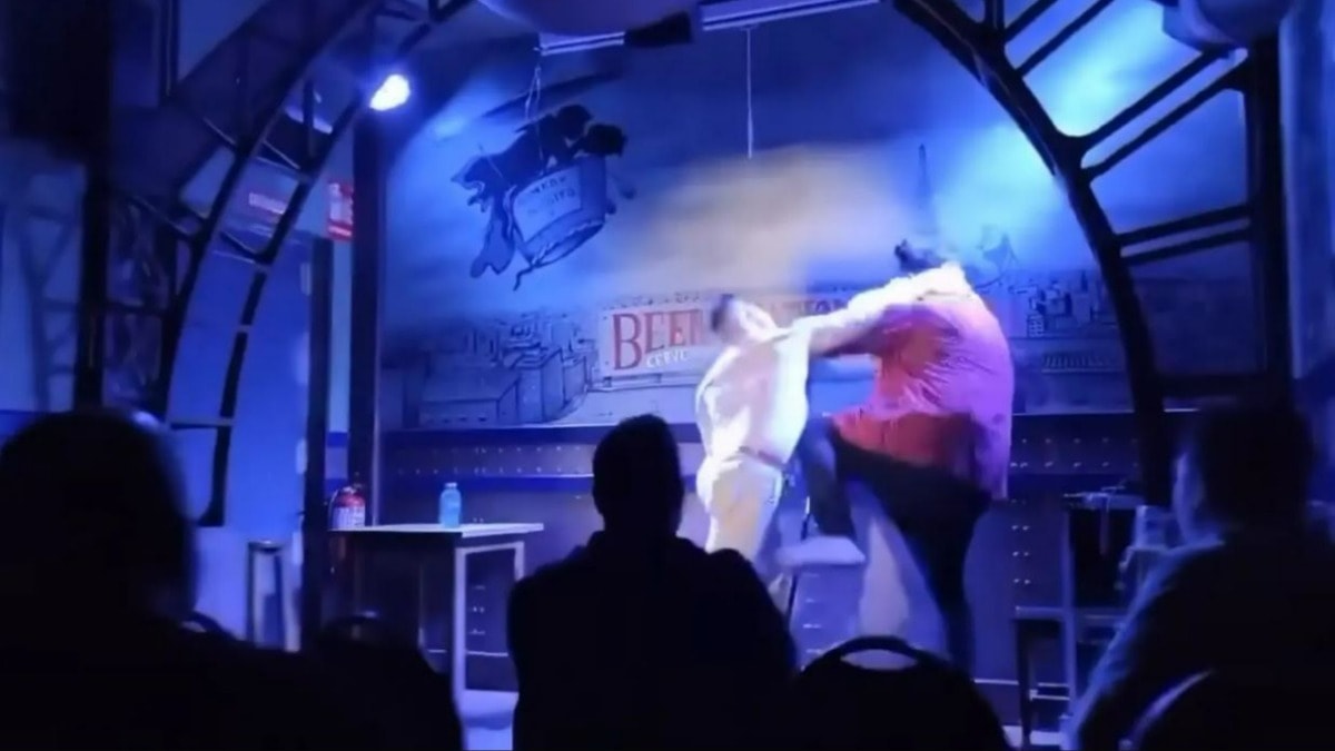 Öfkeli baba sahneye çıkıp komedyeni yumrukladı