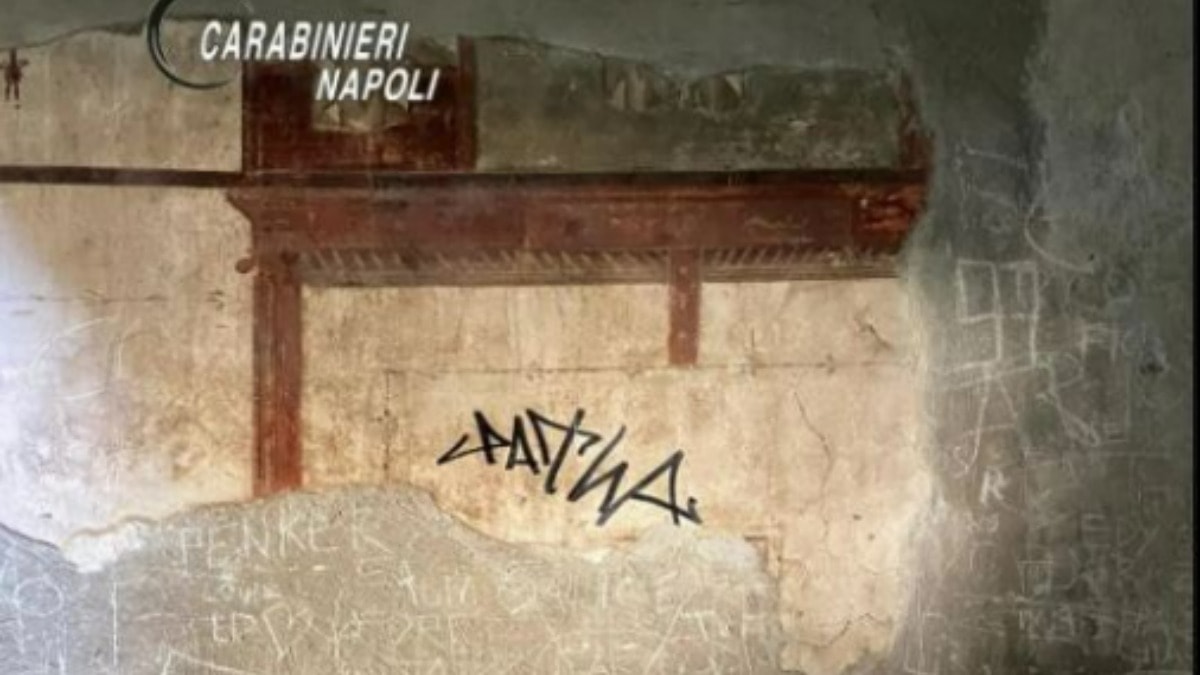 Avrupalı turist Antik Roma duvarına zarar verdi