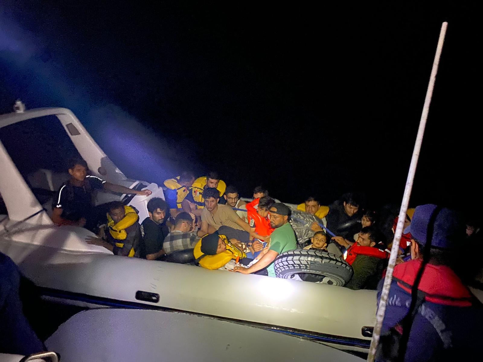 İzmir ve Muğla açıklarında onlarca göçmen yakalandı