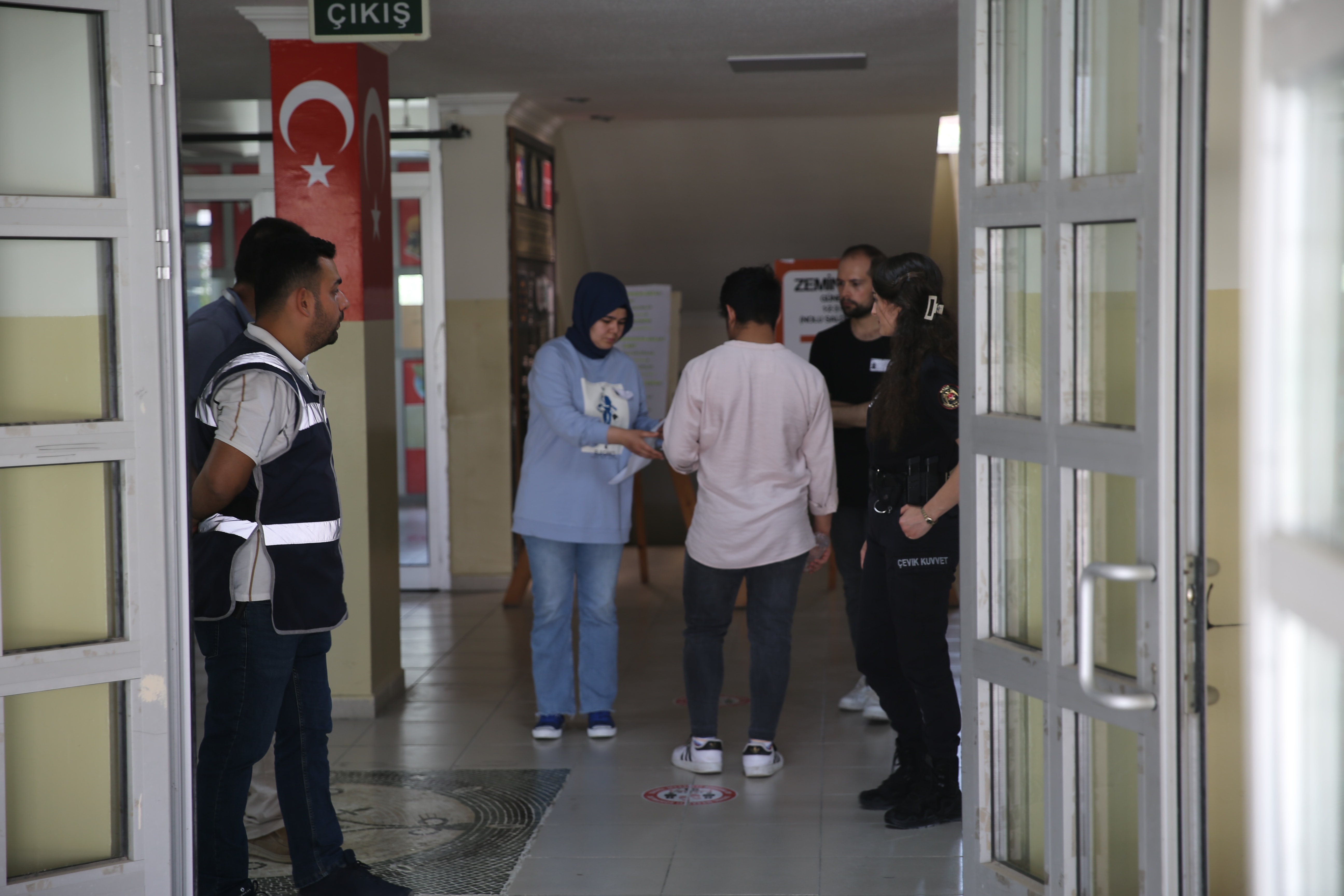 Milyonlarca öğrenci AYT sınavı için ter döktü