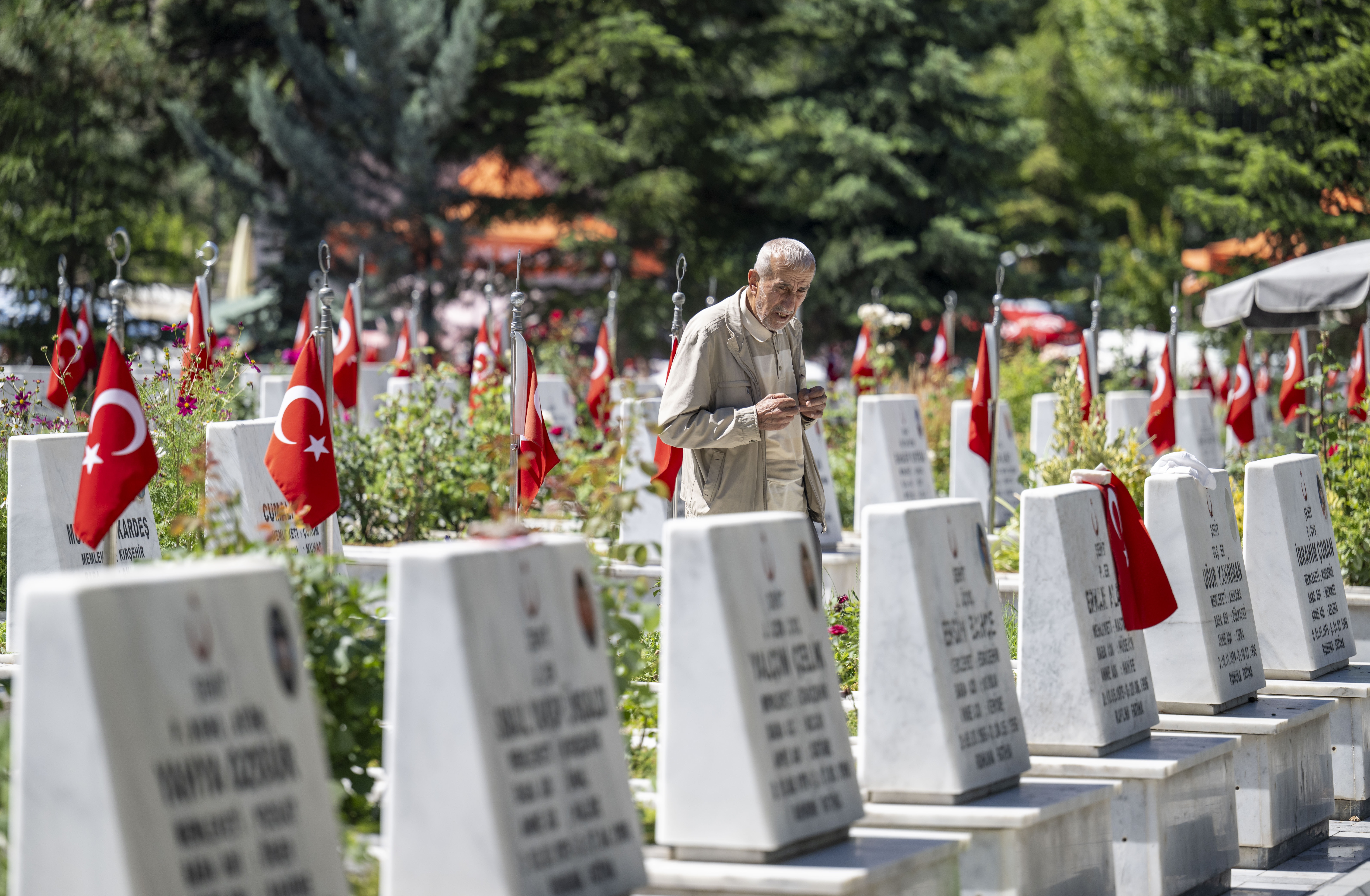 Mezarlık ve şehitliklere ziyaretçi akını