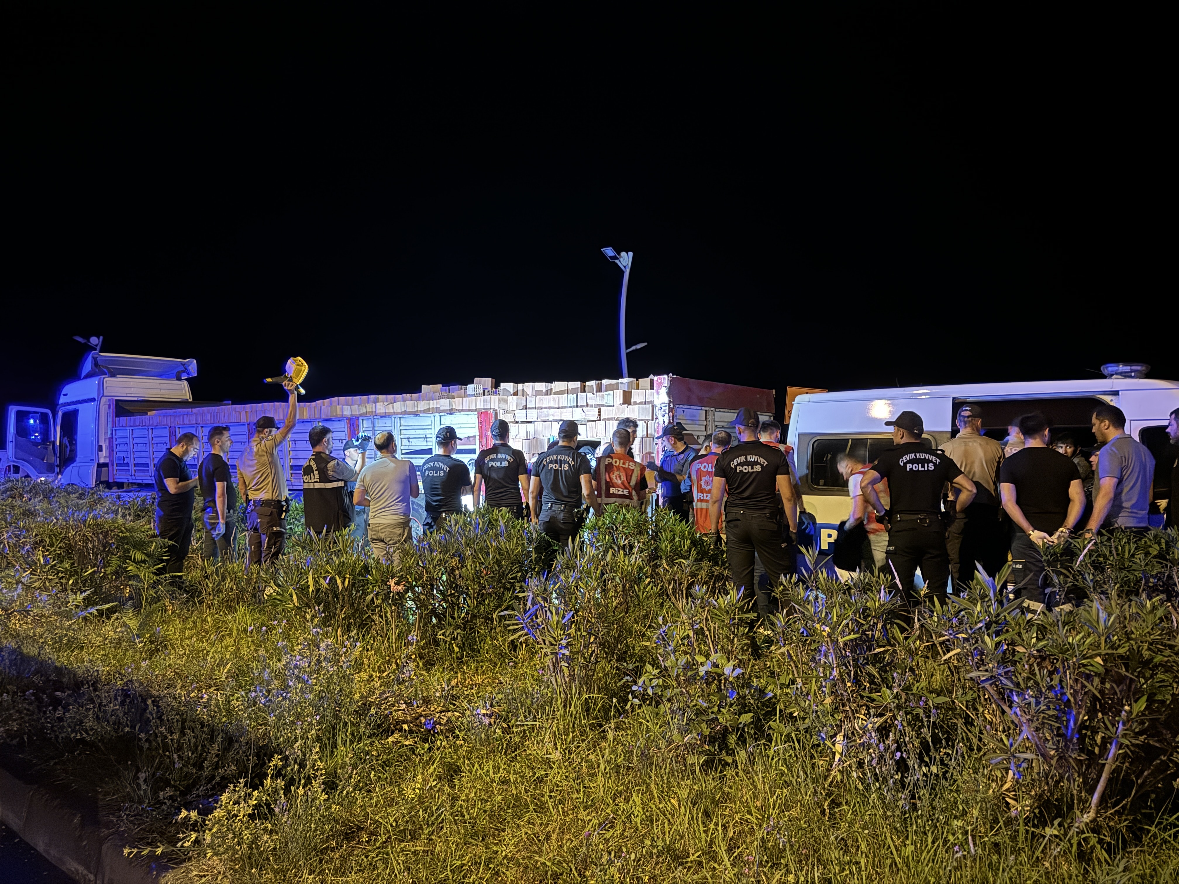 Rize'de tuğla taşıyan TIR'ın içinden düzensiz göçmenler çıktı