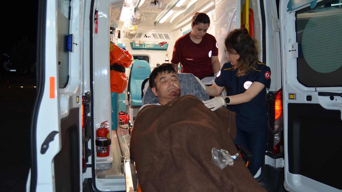 Komşuların kavgası kanlı bitti: Göğsünden bıçakladı!