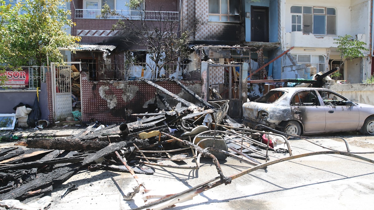 Hurdalarda başlayan yangın apartmana ve otomobile sıçradı