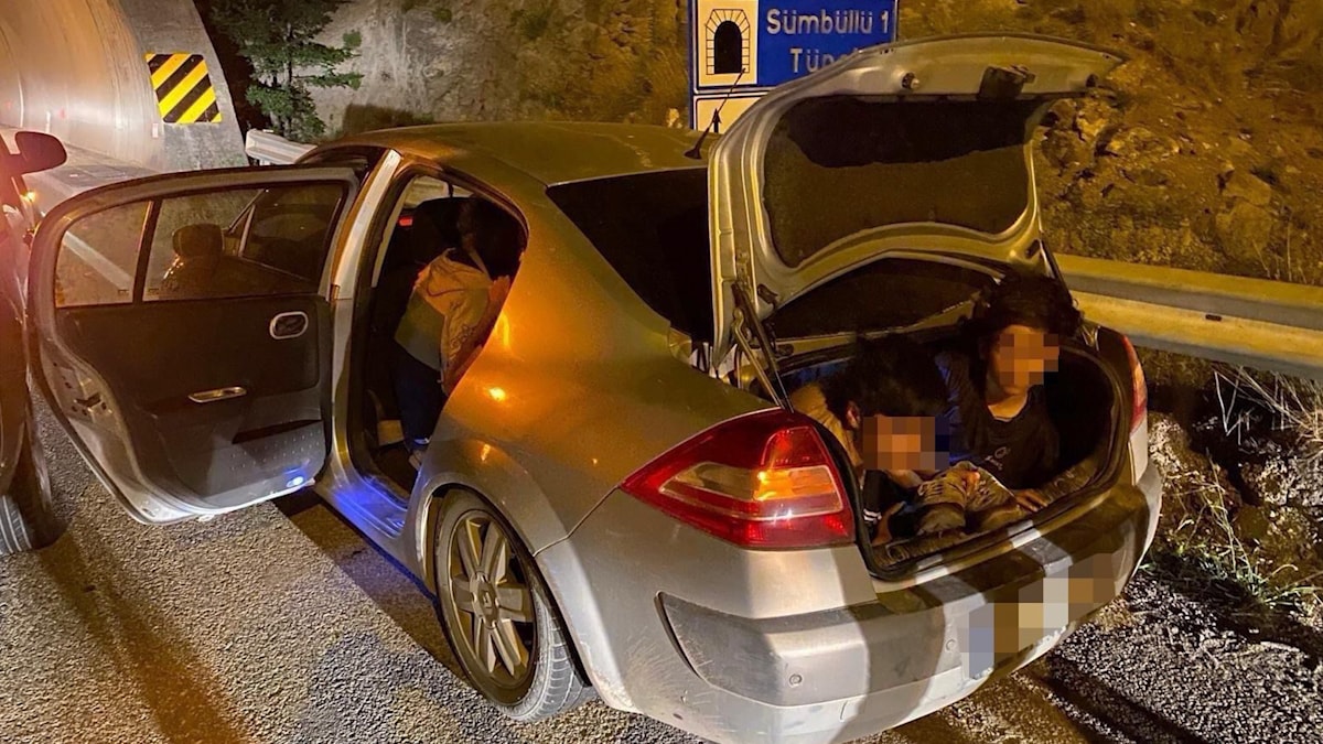 3’ü otomobil bagajında, 11 kaçak göçmen yakalandı