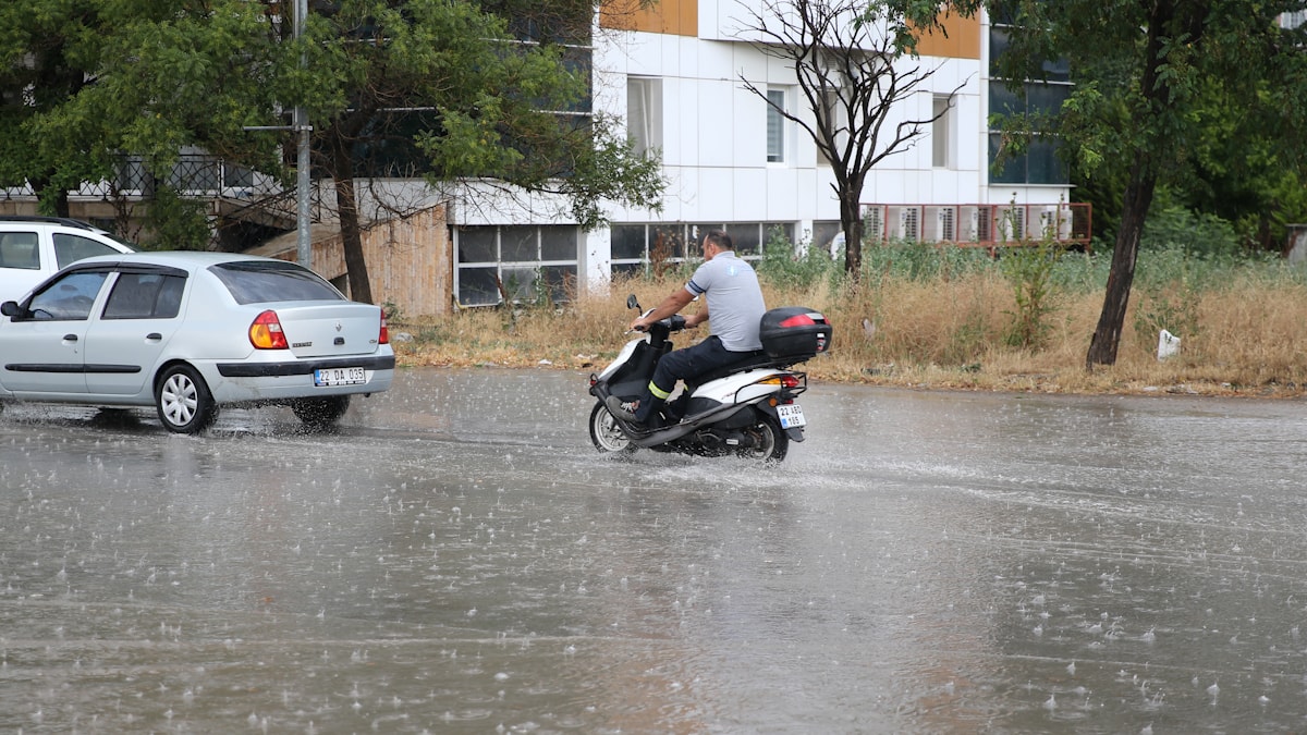 Edirne'de sağanak vatandaşlara zor anlar yaşattı