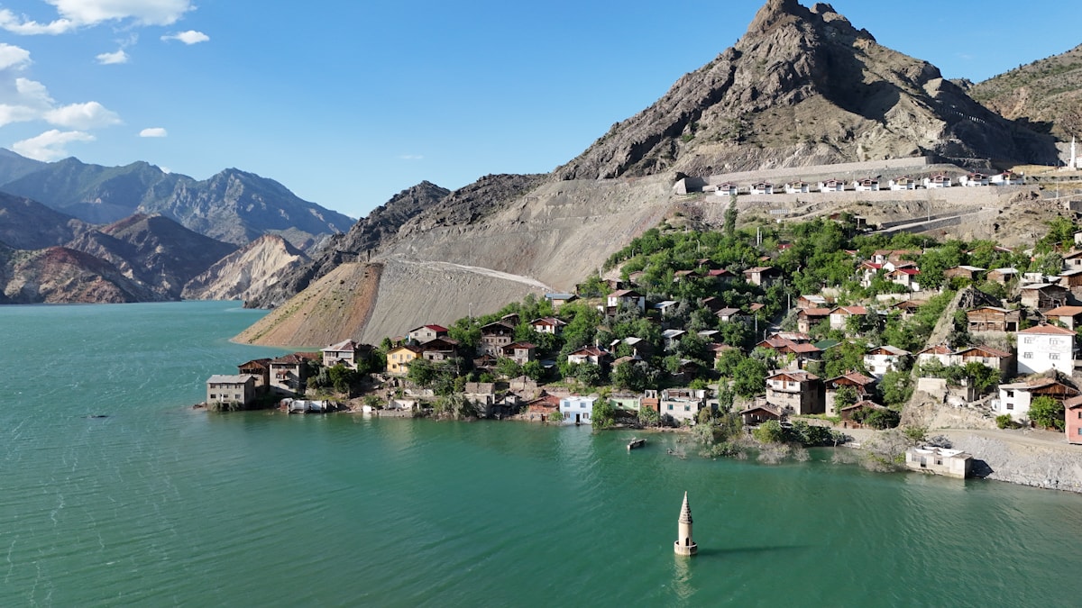 Baraj köyü ikiye böldü: Bazı evler su altında, bazıları göl manzaralı
