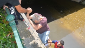 Gözlüğünü tutmaya çalışırken köprüden düştü