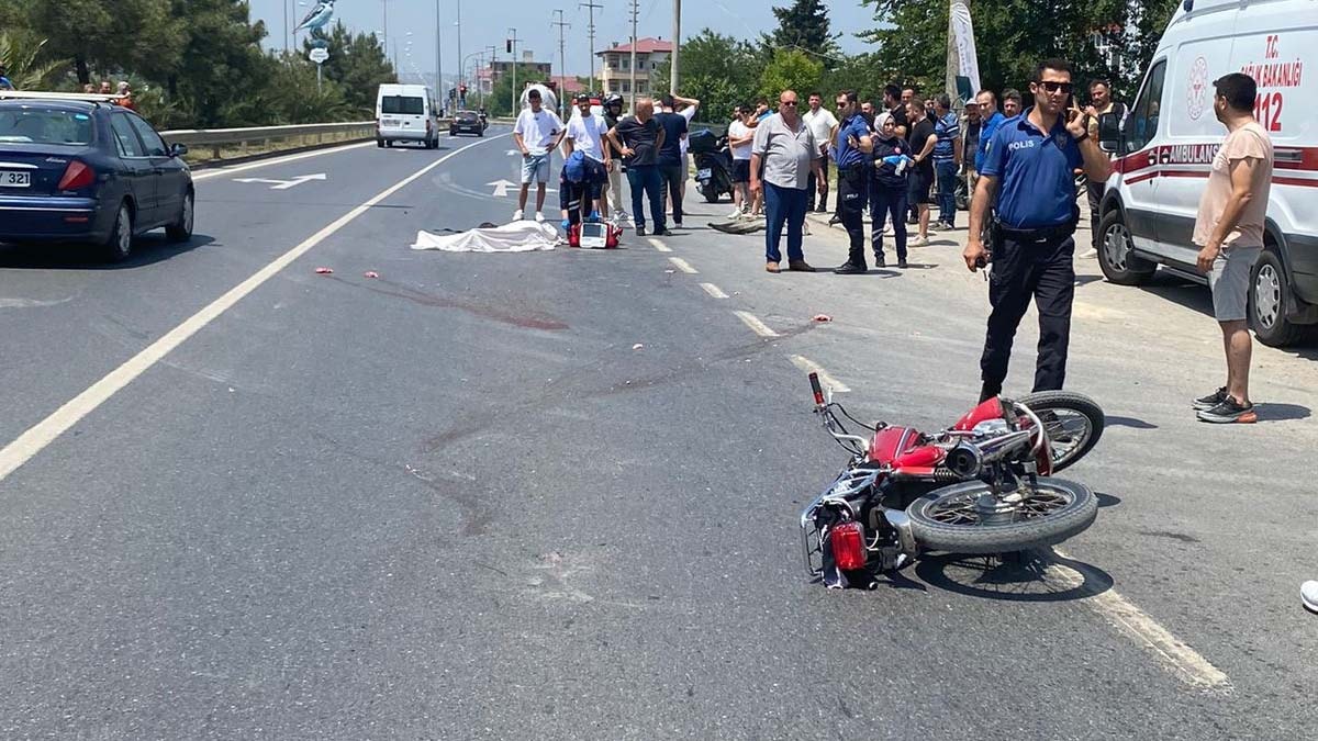 Motosiklet kazasında korkunç anlar! Metrelerce sürüklendi