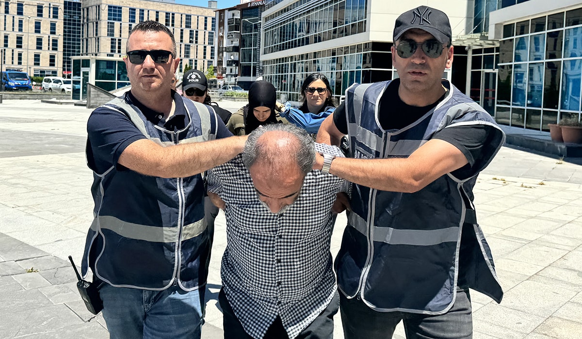 Atatürk Anıtı'na baltayla saldırmışlardı...