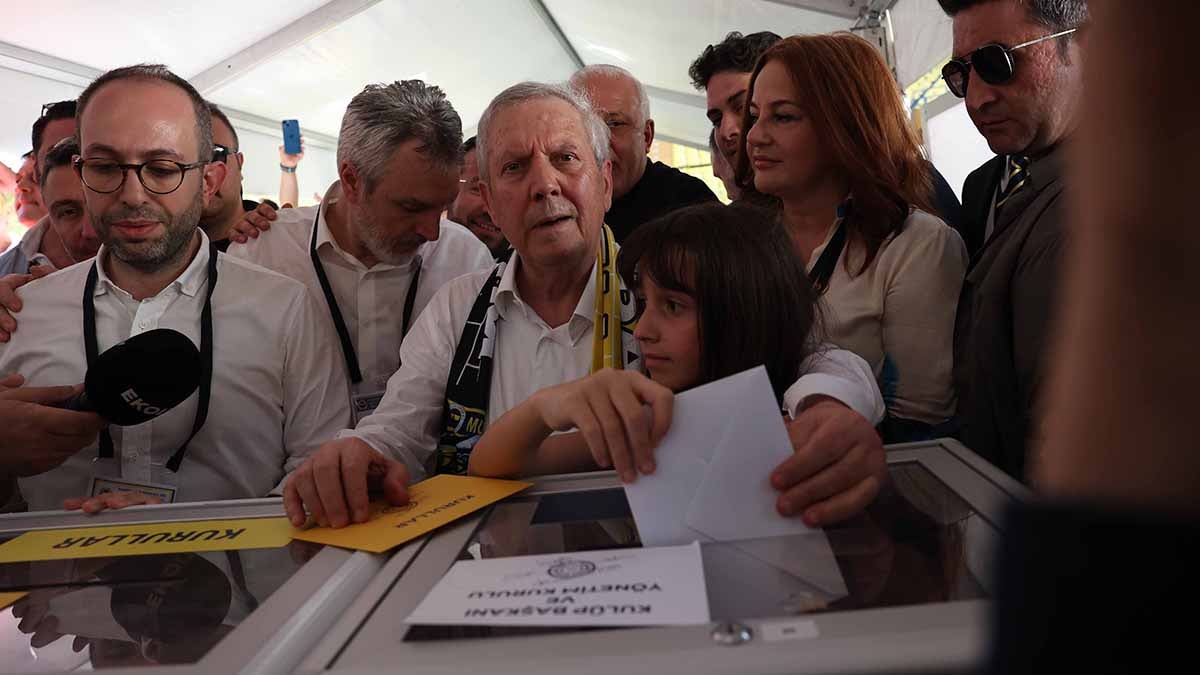 Aziz Yıldırım Fenerbahçe başkanlık seçiminde oyunu kullandı