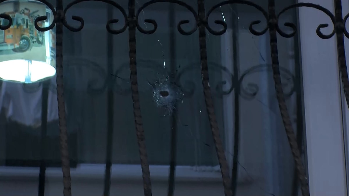 Motosikletle geldiler, eve kurşun yağdırdılar