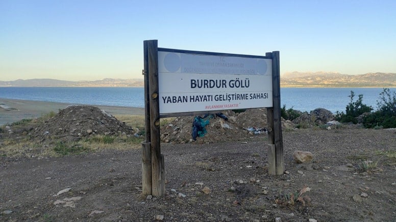 Burdur Gölü kenarına hafriyat ve atık döküldü
