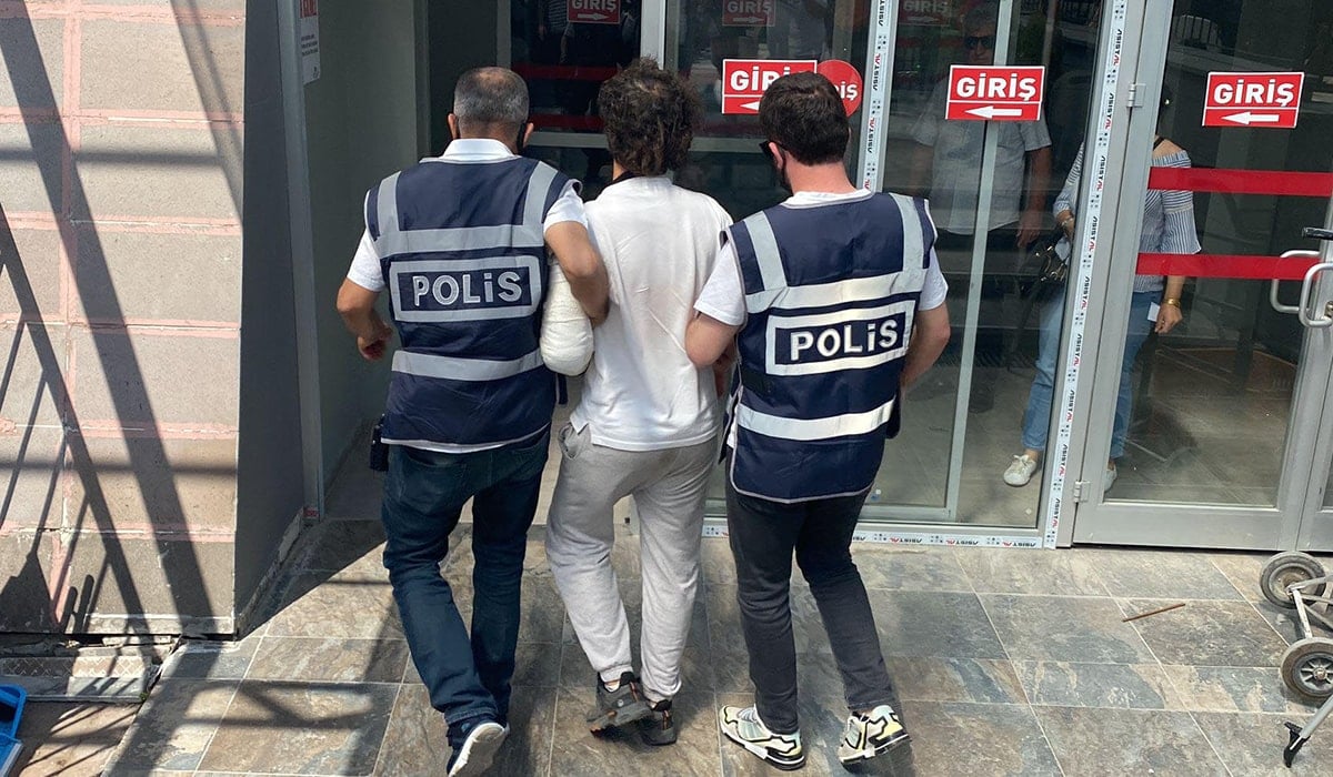 İki camiye girip Kur'an yırttı