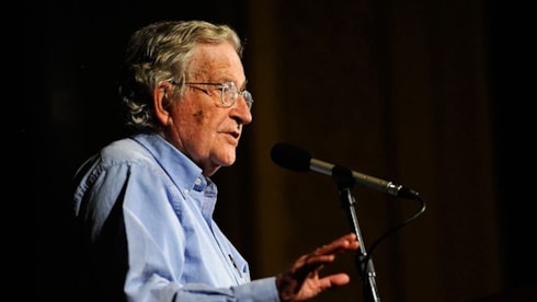 Noam Chomsky'nin ölüm haberi sosyal medyayı ikiye böldü