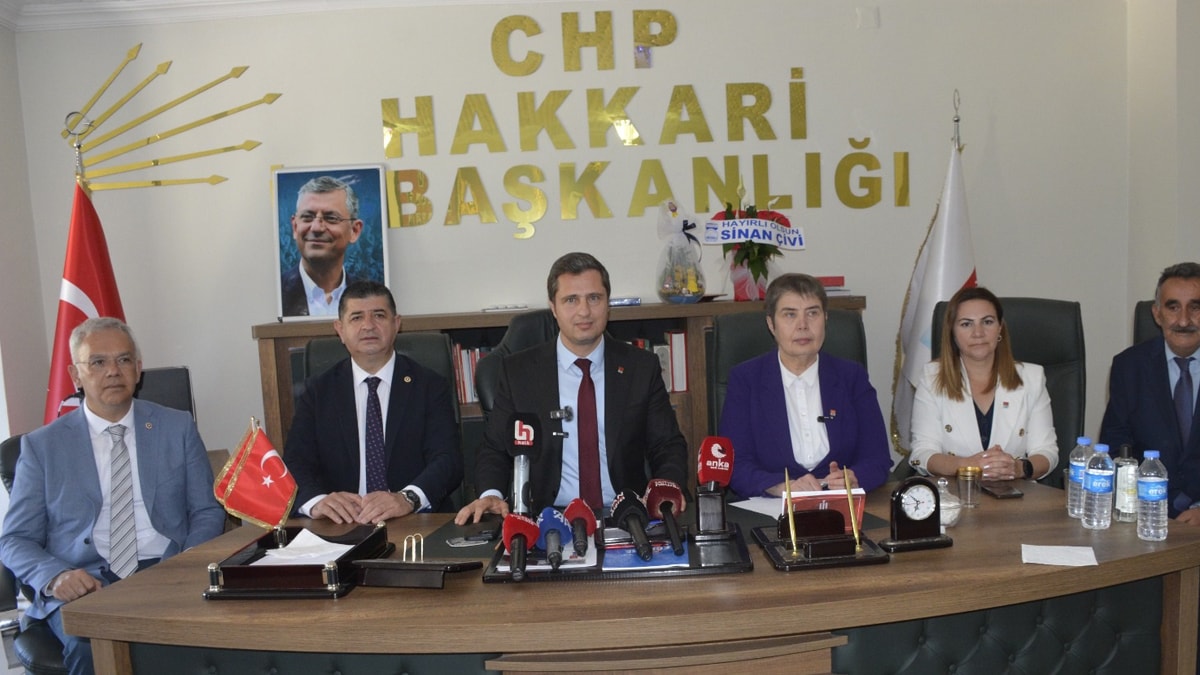 CHP heyeti Hakkari'de: 'Kayyum atamaları, AKP'nin belediyelere çökme projesidir'