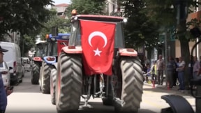 Çiftçiler traktörlerle eylem yaptı