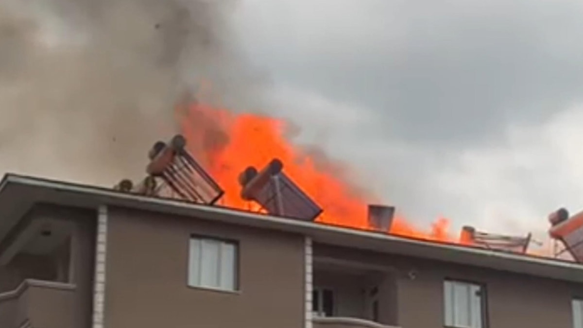 Ekmek pişirmek için yakılan sobadan sıçrayan kıvılcım yangın çıkardı