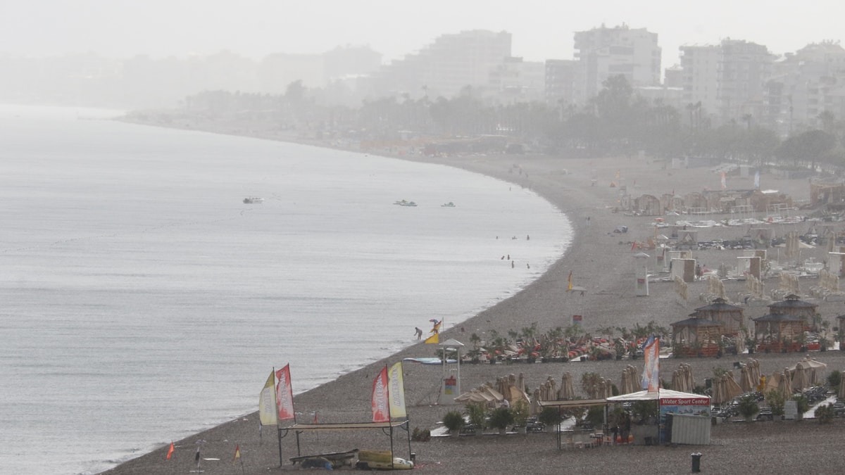 Antalya'da yağmur ve fırtına hayatı olumsuz etkiledi